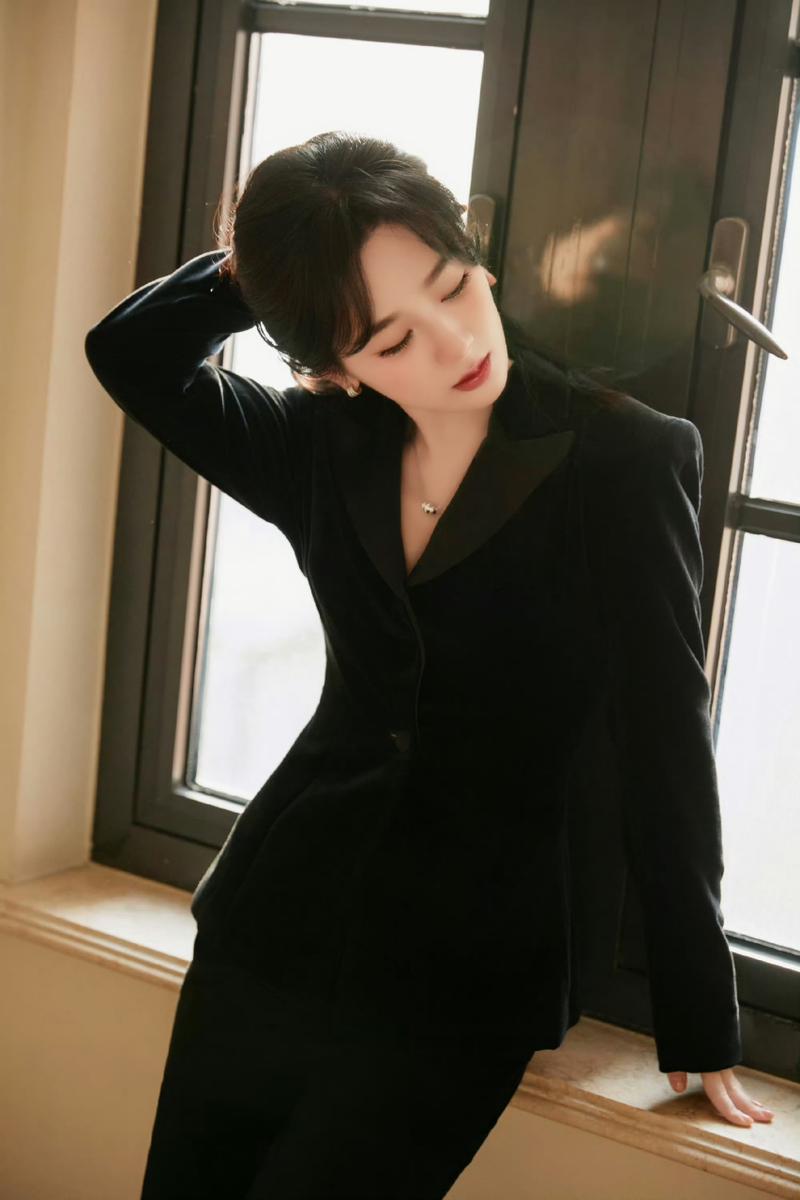 明星黑色西服搭配女_西装黑色明星女图片_女明星黑色西装