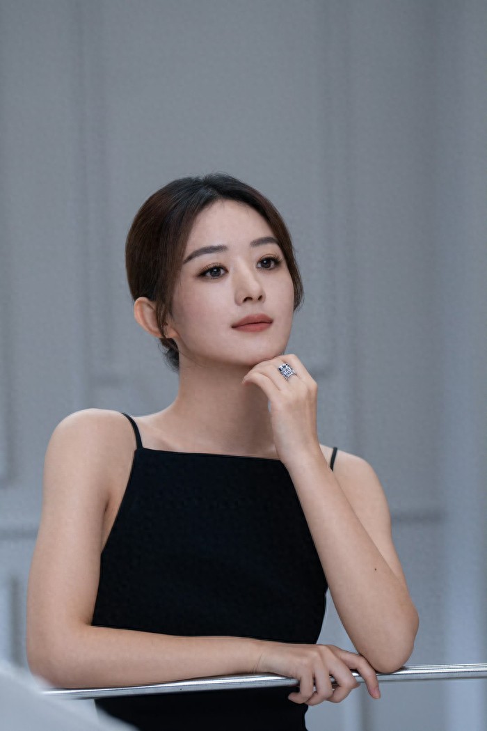 赵丽颖盘发吊带黑裙杀疯了！内娱红毯“黑月光”非她莫属