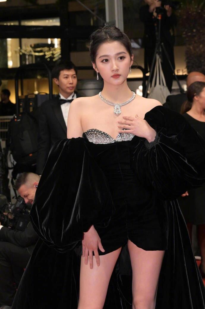 关晓彤戛纳红毯造型_Giambattista Valli 2024春夏系列黑色丝绒礼服_女明星黑色礼服