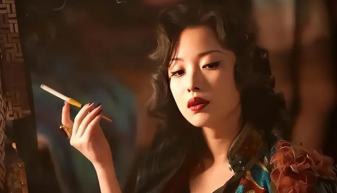 女明星吸烟斗_马伊琍中年抽烟沧桑_刘亦菲抽烟反差