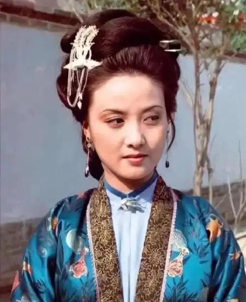 朱茵身高153cm演技颜值惊艳_女明星身高与颜值不匹配_娱乐圈哪些女名星很矮