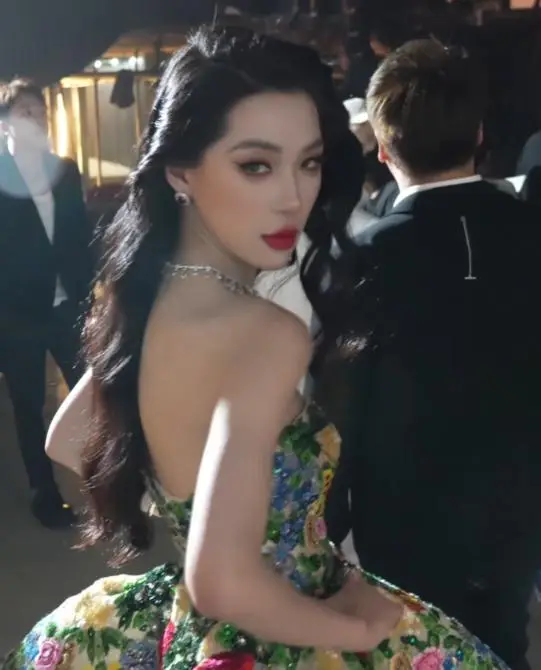 抖音网红美女黑料在线播放,_抖音网红红毯见光死_美颜滤镜撕下来