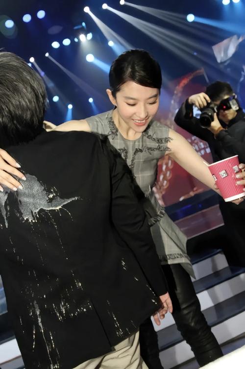 女明星活动现场撞玻璃墙，座位还被安排在死对头旁边